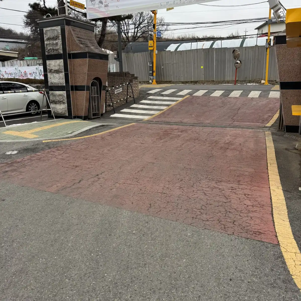파주 신산초등학교 정문 안쪽 진입로 도로방지턱 전 모습 (수원 상담 참고)