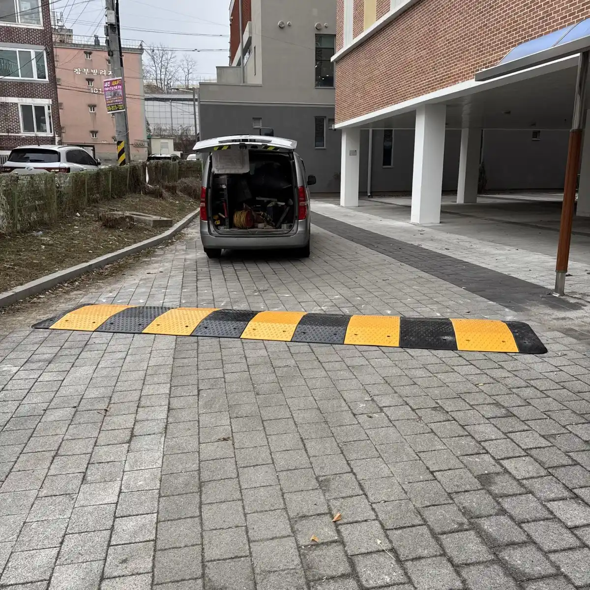 강남 지역 문의 참고용 파주 신산초등학교 도로방지턱 설치 후 블록 포장 구간